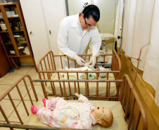 Colégio Estadual São Pedro Apóstolo com novos materiais para o curso de enfermagem, na foto a aluna Sheila Cristina de Castro. 12-08-13. 