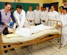 Colégio Estadual São Pedro Apóstolo com novos materiais para o curso de enfermagem. 12-08-13.  