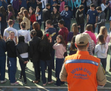 Professores, funcionários e alunos do Colégio Estadual Wilson Joffre, em Cascavel, colocaram em prática, na semana passada, o plano de abandono de prédio, elaborado pela Brigada Escolar da escola. A simulação foi realizada nos três períodos. Somente de manhã, participaram 670 estudantes, que evacuaram o local num tempo de 5 minutos e 30 segundos. Tempo considerado bom pela Defesa Civil, que acompanhou os trabalhos.