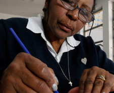 Paraná Alfabetizado, alunos em sala de aula no SESC da rua Jose Loureiro, na foto Inês Santos de 70 anos, aposentada. 31-07-13.  