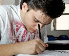 Paraná Alfabetizado, alunos em sala de aula no SESC da rua Jose Loureiro, na foto Richard Estevano Vit de 16 anos. 31-07-13. 