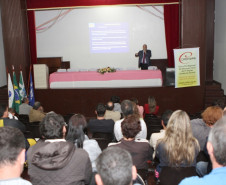 O curso de formação ofereceu 160 vagas e contou com palestras e três oficinas: atletismo, voleibol e futsal – modalidades mais oferecidas pelo programa. “O objetivo é oferecer uma formação adequada aos professores para garantir uma melhor qualidade do trabalho já realizado nas escolas estaduais”, comentou Aluizio da Rosa, técnico pedagógico da equipe de Educação Física e responsável pelos Jogos escolares na Secretaria da Educação.