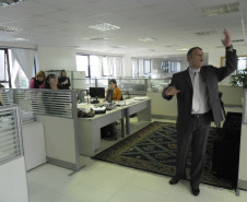 O novo formato do Servir com Arte foi apresentado nesta quarta-feira (14) aos chefes de Recursos Humanos das secretarias e órgãos do governo, com a presença do ator curitibano Hélio Barbosa.
