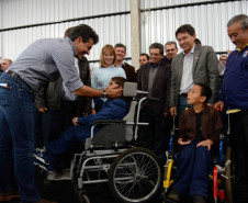 GUARAPUAVA - Governador Beto Richa junto com o vice-governador e secretário da Educação, Flávio Arns, e o prefeito Cezar Silvestri Filho, entrega 40 micro-ônibus adaptados para as APAEs, e anuncia a liberação do fundo rotativo para obras descentralizadas em 106 escolas da rede estadual de ensino. Guarapuava, 16 de agosto de 2013. Foto - Antonio Costa