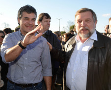 GUARAPUAVA - Governador Beto Richa junto com o vice-governador e secretário da Educação, Flávio Arns, e o prefeito Cezar Silvestri Filho, entrega 40 micro-ônibus adaptados para as APAEs, e anuncia a liberação do fundo rotativo para obras descentralizadas em 106 escolas da rede estadual de ensino. Guarapuava, 16 de agosto de 2013. Foto - Antonio Costa