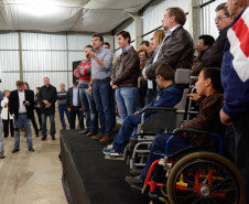 GUARAPUAVA - Governador Beto Richa junto com o vice-governador e secretário da Educação, Flávio Arns, e o prefeito Cezar Silvestri Filho, entrega 40 micro-ônibus adaptados para as APAEs, e anuncia a liberação do fundo rotativo para obras descentralizadas em 106 escolas da rede estadual de ensino. Guarapuava, 16 de agosto de 2013. Foto - Antonio Costa
