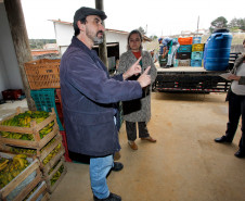 Equipe da Prefeitura de São Paulo conhece o sistema de distribuição de alimentos orgânicos produzidos pela agricultura familiar, para as escolas estaduais. Na foto, o produtor rural, José Antonio da Silva Marfil, conversa com Danuta Chmielewska, Flavia Albuqyerque e Erika Espindola Fischer. Curitiba, 19/08/2013. 