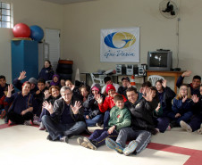 Marcio Darin (ao centro), diretor da Escola de Educação Especial Guilherme Canto Darin, com alunos e professores da escola. Curitiba, 21/08/2013. 