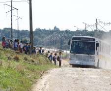 Governo aumenta o repasse de verpa para o transporte escolar, na foto onibus e alunos da cidade de Pinhao. 21-08-13.  