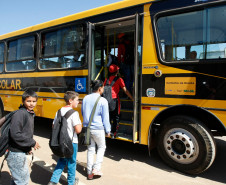 Governo aumenta o repasse de verpa para o transporte escolar, na foto onibus e alunos da cidade de Pinhao. 21-08-13. 