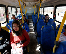 Governo aumenta o repasse de verpa para o transporte escolar, na foto onibus e alunos da cidade de Pinhao. 21-08-13.  