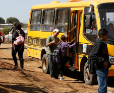 Governo aumenta o repasse de verpa para o transporte escolar, na foto onibus e alunos da cidade de Pinhao. 21-08-13.  