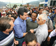 BITURUNA. Em Bituruna, o govenador beto Richa assinou a licitação para reforma e ampliação do Colégio Estadual Santa Bárbara, ampliação do Colégio Novo Milênio e a construção de uma quadra coberta no Colégio Estadual Irmã Clara. 
Bituruna, 23/08/2013.
Foto: Jonas Oliveira/ANPr