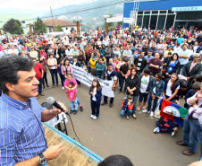 BITURUNA. Em Bituruna, o govenador beto Richa assinou a licitação para reforma e ampliação do Colégio Estadual Santa Bárbara, ampliação do Colégio Novo Milênio e a construção de uma quadra coberta no Colégio Estadual Irmã Clara. 
Bituruna, 23/08/2013.
Foto: Jonas Oliveira/ANPr