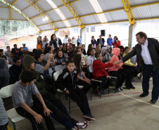 Foi assinada a ordem de serviço para as reformas que vão beneficiar mais de 1,6 mil alunos das duas escolas, além de toda a comunidade escolar.<br />
<br />
Veja mais fotos em: <a href="http://www.flickr.com/photos/flavioarns/sets/72157635199990829/" target="_blank"> http://www.flickr.com/photos/flavioarns</a>