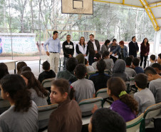 Foi assinada a ordem de serviço para as reformas que vão beneficiar mais de 1,6 mil alunos das duas escolas, além de toda a comunidade escolar.<br />
<br />
Veja mais fotos em: <a href="http://www.flickr.com/photos/flavioarns/sets/72157635199990829/" target="_blank"> http://www.flickr.com/photos/flavioarns</a>