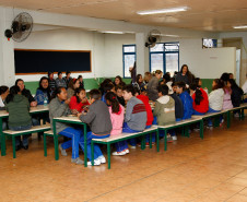 As obras de reforma e pintura do Colégio Estadual José Armim Matte, em Chopinzinho, estão melhorando o visual da escola e também melhoram a autoestima das pessoas. São R$ 113 mil que beneficiam diretamente os mais de 1,3 mil alunos e cerca de 100 profissionais da educação. A comunidade escolar também está satisfeita com os resultados do investimento.