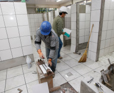 Os banheiros masculino e feminino não tinham passado por reformas desde a sua construção em 1976. Durante todo esse tempo a escola pagou por reformas no encanamento que estavam se tornaram constantes.