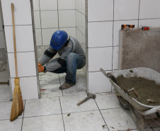 Os banheiros masculino e feminino não tinham passado por reformas desde a sua construção em 1976. Durante todo esse tempo a escola pagou por reformas no encanamento que estavam se tornaram constantes.