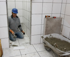 Os banheiros masculino e feminino não tinham passado por reformas desde a sua construção em 1976. Durante todo esse tempo a escola pagou por reformas no encanamento que estavam se tornaram constantes.