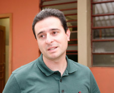 Colégio Estadual Leôncio Correia recebe equipamentos novos, cadeiras, mesas e estantes, na foto, o diretor auxiliar Marlus Borges. 23-08-13. 