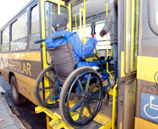 Apae de Clevelandia recebe novo ônibus para o transporte dos alunos. 28-08-13.