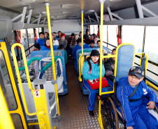 Apae de Clevelandia recebe novo ônibus para o transporte dos alunos. 28-08-13.
