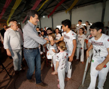MANFRINÓPOLIS - Governador Beto Richa anuncia a licitação para a construção de uma nova estrutura para o Colégio Estadual São Cristóvão, destaca as ações do governo na área da agricultura, libera recursos para para aquisição de calcário agrícola e óleo diesel, anuncia melhorias nas linhas de distribuição de energia, a instalação do Telecentro Espaço Cidadão e a entrega de uma viatura para a Polícia Militar