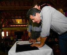 SALGADO FILHO - Governador Beto Richa com o prefeito Alberto Arisi, destaca a fase de conclusão da reforma no Colégio Estadual Padre Anchieta, repassa investimentos para aquisição de tubos de concreto para obras de combate à erosão, para compra de calcário e óleo diesel, assina junto com a Caixa Econômica Federal convênio para reforma e melhoria nas casas de 20 famílias da área rural, entre outros anúncios e investimentos. Salgado Filho, 29/08/2013.  