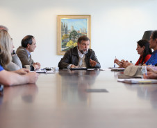 O secretário da Educação e vice-governador, Flávio Arns, recebeu nesta sexta-feira (30), no Palácio Iguaçu, representantes dos profissionais da educação do Paraná .<br />
<br />
Veja mais fotos em: <a href=" http://www.flickr.com/photos/flavioarns/sets/72157635297337323/" target="_blank"> http://www.flickr.com/photos/flavioarns/</a>