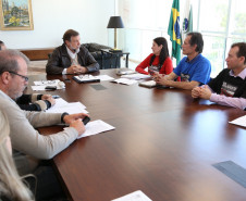 O secretário da Educação e vice-governador, Flávio Arns, recebeu nesta sexta-feira (30), no Palácio Iguaçu, representantes dos profissionais da educação do Paraná .<br />
<br />
Veja mais fotos em: <a href=" http://www.flickr.com/photos/flavioarns/sets/72157635297337323/" target="_blank"> http://www.flickr.com/photos/flavioarns/</a>