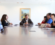 O secretário da Educação e vice-governador, Flávio Arns, recebeu nesta sexta-feira (30), no Palácio Iguaçu, representantes dos profissionais da educação do Paraná .<br />
<br />
Veja mais fotos em: <a href=" http://www.flickr.com/photos/flavioarns/sets/72157635297337323/" target="_blank"> http://www.flickr.com/photos/flavioarns/</a>