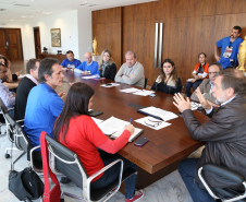 O secretário da Educação e vice-governador, Flávio Arns, recebeu nesta sexta-feira (30), no Palácio Iguaçu, representantes dos profissionais da educação do Paraná .<br />
<br />
Veja mais fotos em: <a href=" http://www.flickr.com/photos/flavioarns/sets/72157635297337323/" target="_blank"> http://www.flickr.com/photos/flavioarns/</a>