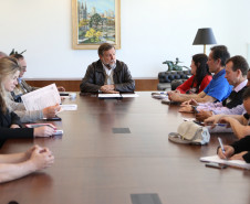 O secretário da Educação e vice-governador, Flávio Arns, recebeu nesta sexta-feira (30), no Palácio Iguaçu, representantes dos profissionais da educação do Paraná .<br />
<br />
Veja mais fotos em: <a href=" http://www.flickr.com/photos/flavioarns/sets/72157635297337323/" target="_blank"> http://www.flickr.com/photos/flavioarns/</a>
