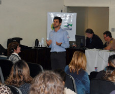 Funcionários da Secretaria de Educação, diretores e pedagogos participam de palestra sobre mediação de conflitos em Curitiba.