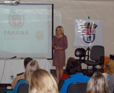 Funcionários da Secretaria de Educação, diretores e pedagogos participam de palestra sobre mediação de conflitos em Curitiba.