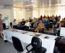 Funcionários da Secretaria de Educação, diretores e pedagogos participam de palestra sobre mediação de conflitos em Curitiba.