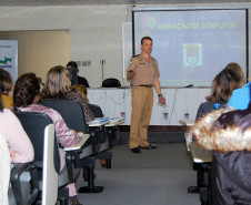 Funcionários da Secretaria de Educação, diretores e pedagogos participam de palestra sobre mediação de conflitos em Curitiba.