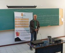 O Núcleo Regional da Educação de Apucarana, em parceria com a Faculdade de Apucarana (FAP), promoveu, na semana passada, curso de capacitação para os professores do atendimento educacional especializado para alunos com deficiência visual (cegos e com baixa visão) matriculados nas escolas públicas, nos Centros de Atendimento Especializado na Área de Deficiência Visual (Caedv) e nas salas de recursos multifuncionais.
