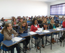 O Núcleo Regional da Educação de Apucarana, em parceria com a Faculdade de Apucarana (FAP), promoveu, na semana passada, curso de capacitação para os professores do atendimento educacional especializado para alunos com deficiência visual (cegos e com baixa visão) matriculados nas escolas públicas, nos Centros de Atendimento Especializado na Área de Deficiência Visual (Caedv) e nas salas de recursos multifuncionais.