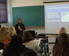 O Núcleo Regional da Educação de Apucarana, em parceria com a Faculdade de Apucarana (FAP), promoveu, na semana passada, curso de capacitação para os professores do atendimento educacional especializado para alunos com deficiência visual (cegos e com baixa visão) matriculados nas escolas públicas, nos Centros de Atendimento Especializado na Área de Deficiência Visual (Caedv) e nas salas de recursos multifuncionais.