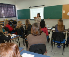 O Núcleo Regional da Educação de Apucarana, em parceria com a Faculdade de Apucarana (FAP), promoveu, na semana passada, curso de capacitação para os professores do atendimento educacional especializado para alunos com deficiência visual (cegos e com baixa visão) matriculados nas escolas públicas, nos Centros de Atendimento Especializado na Área de Deficiência Visual (Caedv) e nas salas de recursos multifuncionais.
