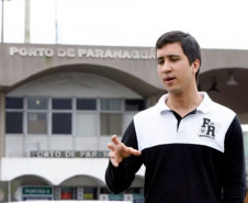 Talyson Wapenik Mariano, 23 anos, estava concluindo a faculdade de Gestão Ambiental, quando decidiu fazer um novo curso. “Ficava em casa à noite, então decidi buscar novos conhecimentos que completasse o que eu estava vendo na faculdade”, conta o aluno que fez o curso técnico em portos, no Colégio Estadual Alberto Gomes Veiga, em Paranaguá.
