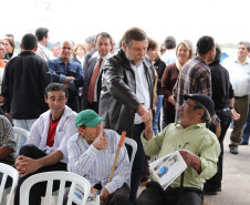 Governador assinou ordens de serviço para recuperação do Colégio Estadual Ambrósio Bini e de melhorias no colégio Professora Jaci Real Prado. <br />
<br />
Veja mais fotos em: <a href="link propriamente dito" target="_blank">texto que vai aparecer</a>