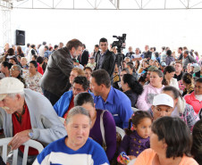Governador assinou ordens de serviço para recuperação do Colégio Estadual Ambrósio Bini e de melhorias no colégio Professora Jaci Real Prado. <br />
<br />
Veja mais fotos em: <a href="link propriamente dito" target="_blank">texto que vai aparecer</a>