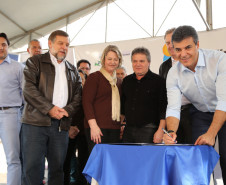 Governador assinou ordens de serviço para recuperação do Colégio Estadual Ambrósio Bini e de melhorias no colégio Professora Jaci Real Prado. <br />
<br />
Veja mais fotos em: <a href="link propriamente dito" target="_blank">texto que vai aparecer</a>