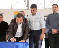 Governador assinou ordens de serviço para recuperação do Colégio Estadual Ambrósio Bini e de melhorias no colégio Professora Jaci Real Prado. <br />
<br />
Veja mais fotos em: <a href="link propriamente dito" target="_blank">texto que vai aparecer</a>