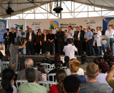 Governador assinou ordens de serviço para recuperação do Colégio Estadual Ambrósio Bini e de melhorias no colégio Professora Jaci Real Prado. <br />
<br />
Veja mais fotos em: <a href="link propriamente dito" target="_blank">texto que vai aparecer</a>