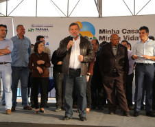 Governador assinou ordens de serviço para recuperação do Colégio Estadual Ambrósio Bini e de melhorias no colégio Professora Jaci Real Prado. <br />
<br />
Veja mais fotos em: <a href="link propriamente dito" target="_blank">texto que vai aparecer</a>