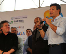 Governador assinou ordens de serviço para recuperação do Colégio Estadual Ambrósio Bini e de melhorias no colégio Professora Jaci Real Prado. <br />
<br />
Veja mais fotos em: <a href="link propriamente dito" target="_blank">texto que vai aparecer</a>